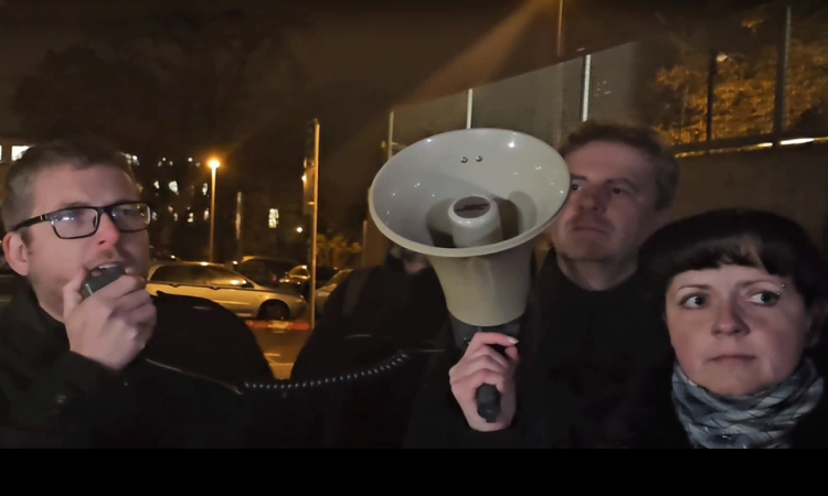 VIDEO: Demonstrace před ukrajinskou ambasádou v Praze proti porušování lidských práv na Ukrajině